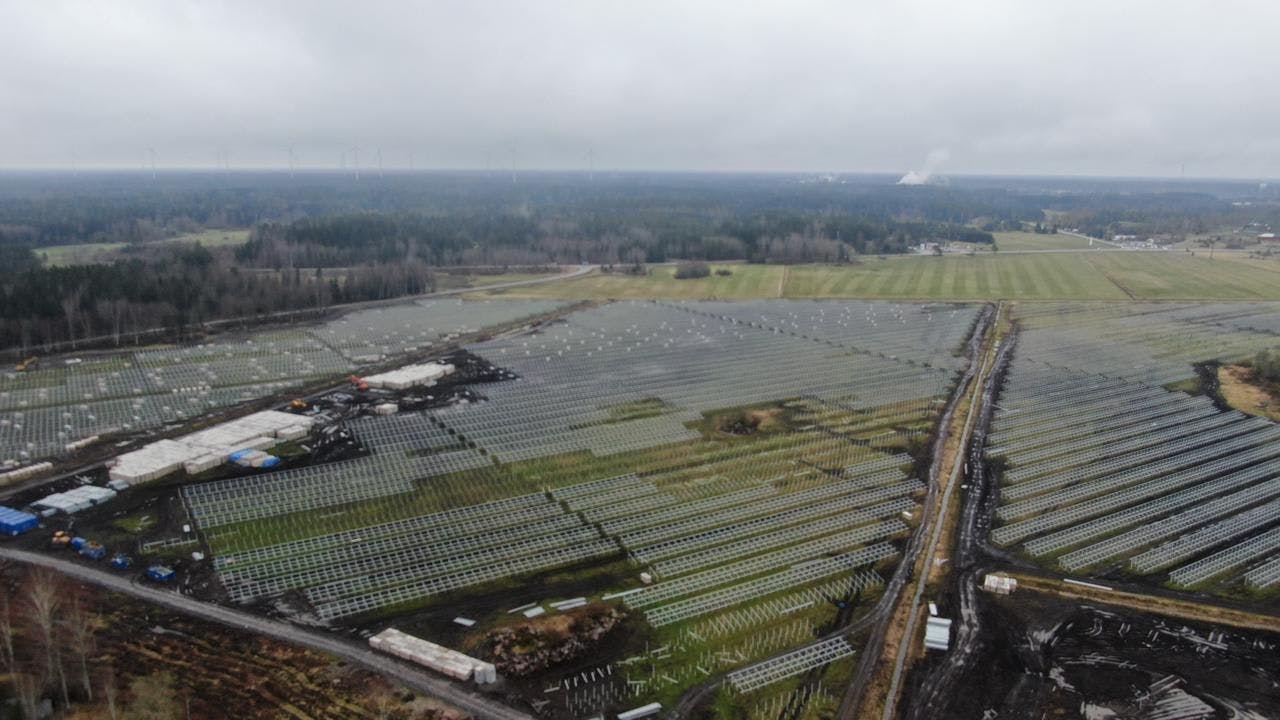 Greenbuddies staví obří solární elektrárnu o výkonu 64 MW ve Švédsku