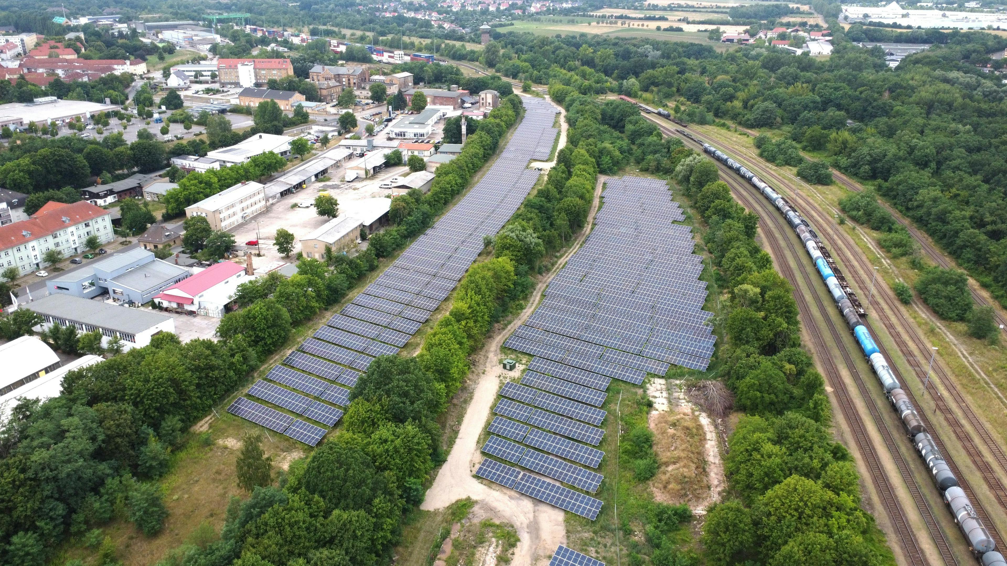 Greenbuddies postavili pozemní FVE na brownfieldu na bývalém nádraží v německém Frankfurtu