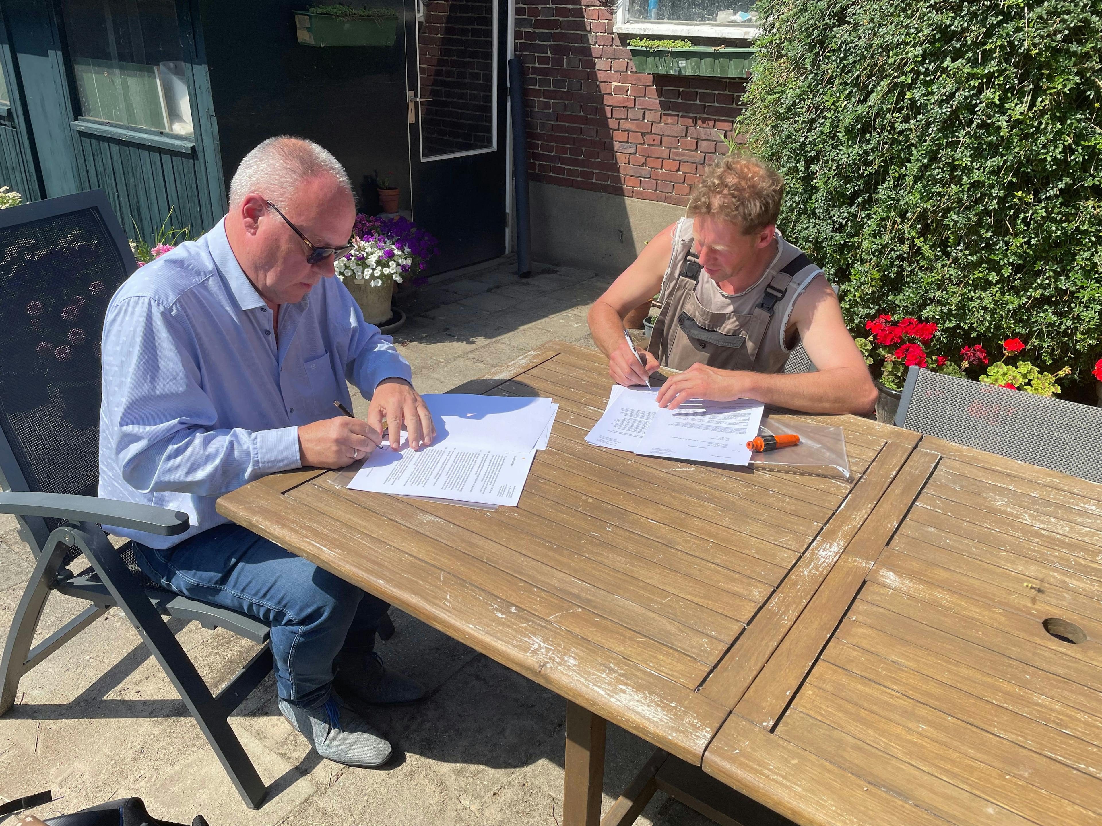 Greenbuddies Dutch team, signing a contract
