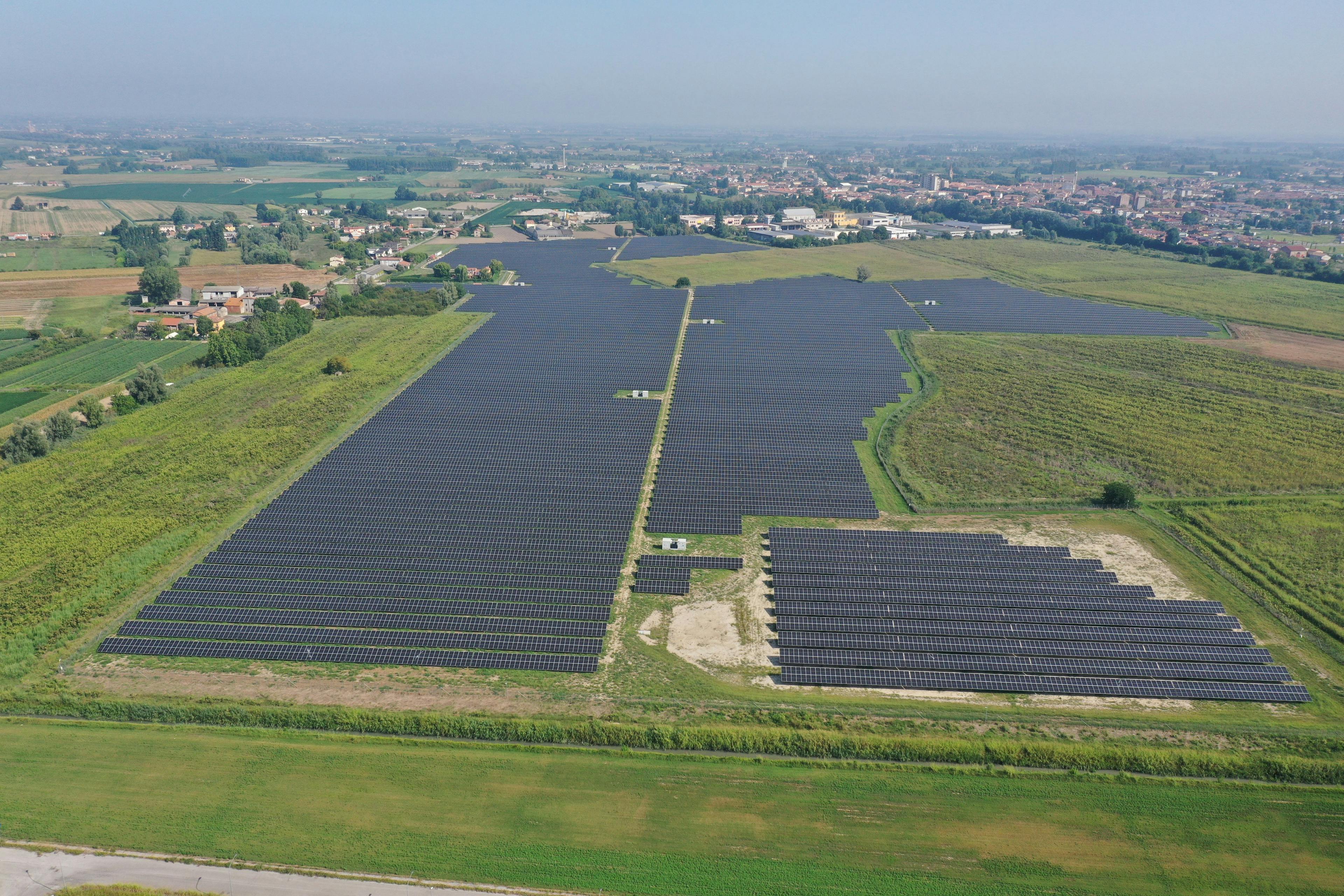 Výstavba pozemní solární elektrárny Greenbuddies