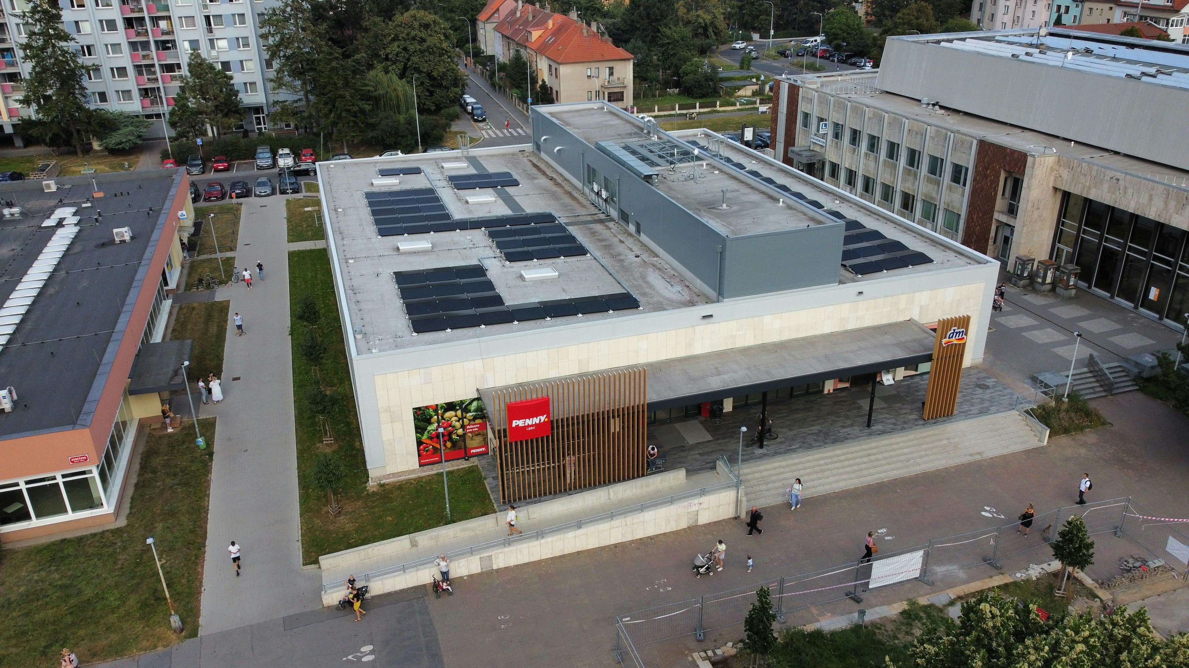 Střešní solární elektrárna realizovaná Greenbuddies pro řetězec Penny