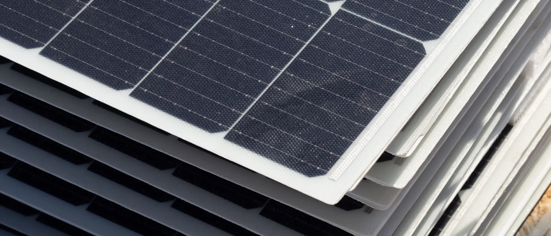 Greenbuddies instalují odlehčené panely Sunman na střechy