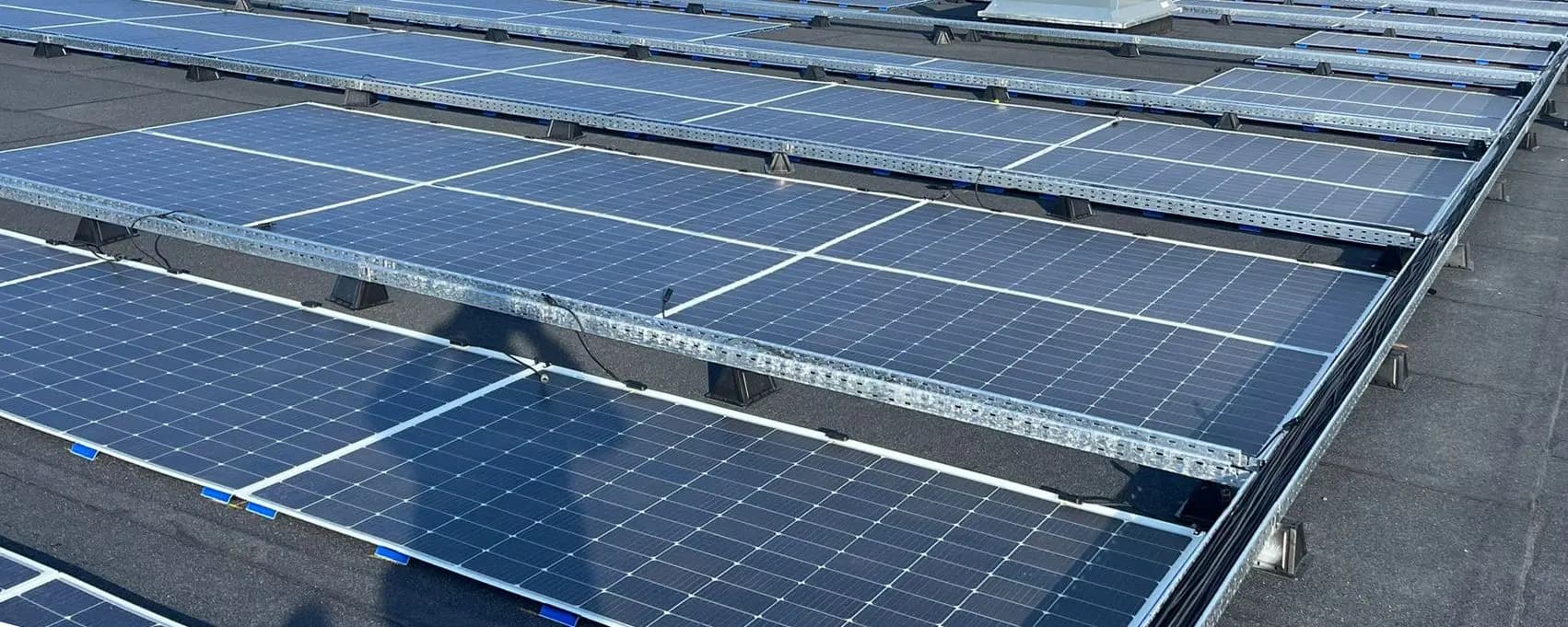 Greenbuddies instalují odlehčené panely na střechy