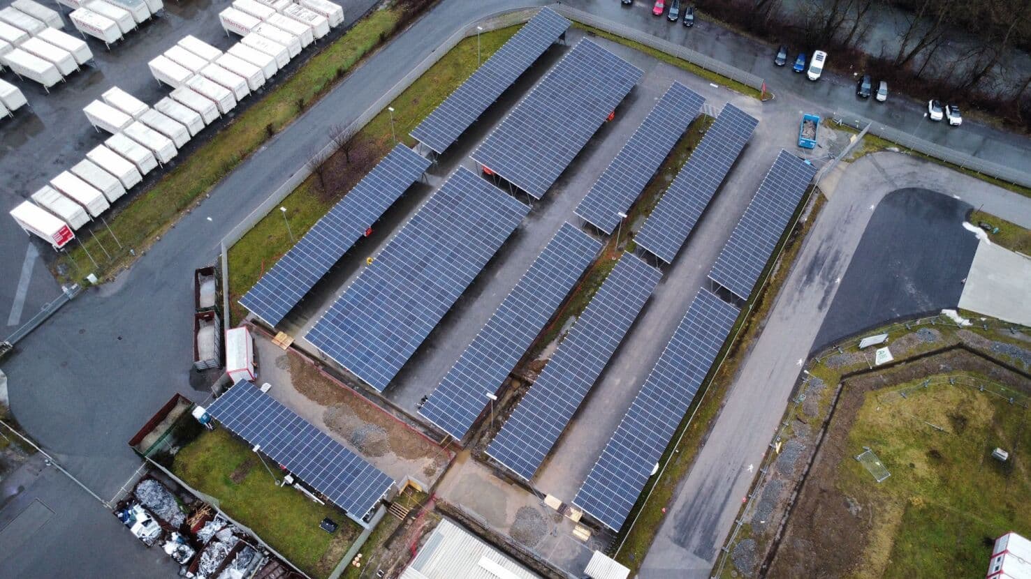Greenbuddies realizovali carporty v rakouském Lannachu: Dobíjecí stanice pro elektromobily