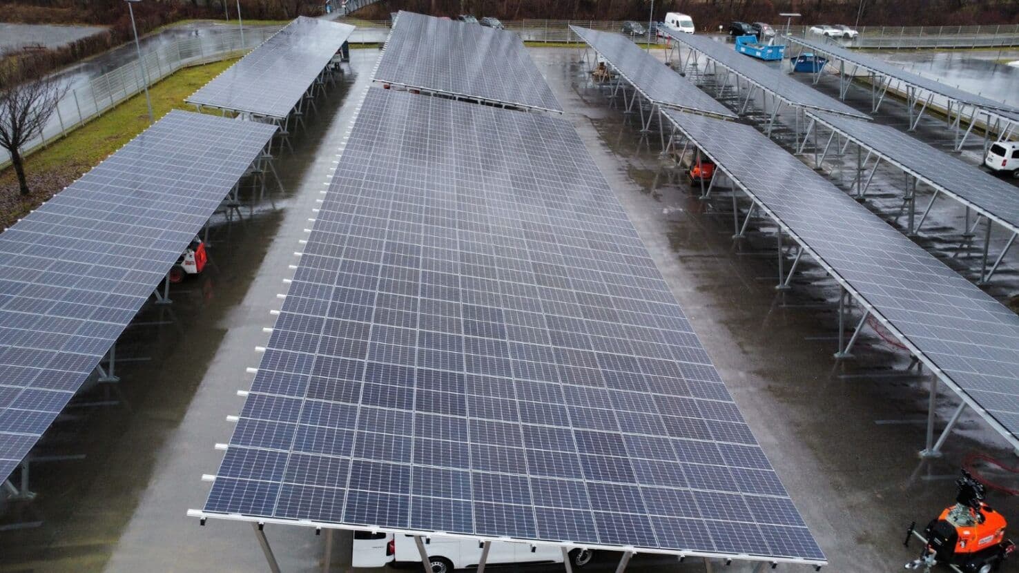 Greenbuddies realizovali carporty v rakouském Lannachu: Dobíjecí stanice pro elektromobily