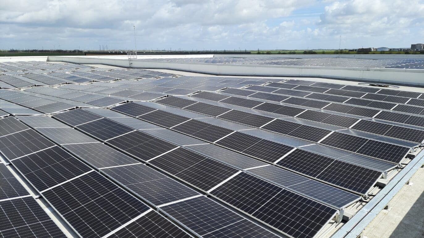 Greenbuddies realisierten das 4,8-MWp-Dachprojekt Poupry in Frankreich inklusive Montagesystem, PV-Module sowie DC- und AC-Installation.